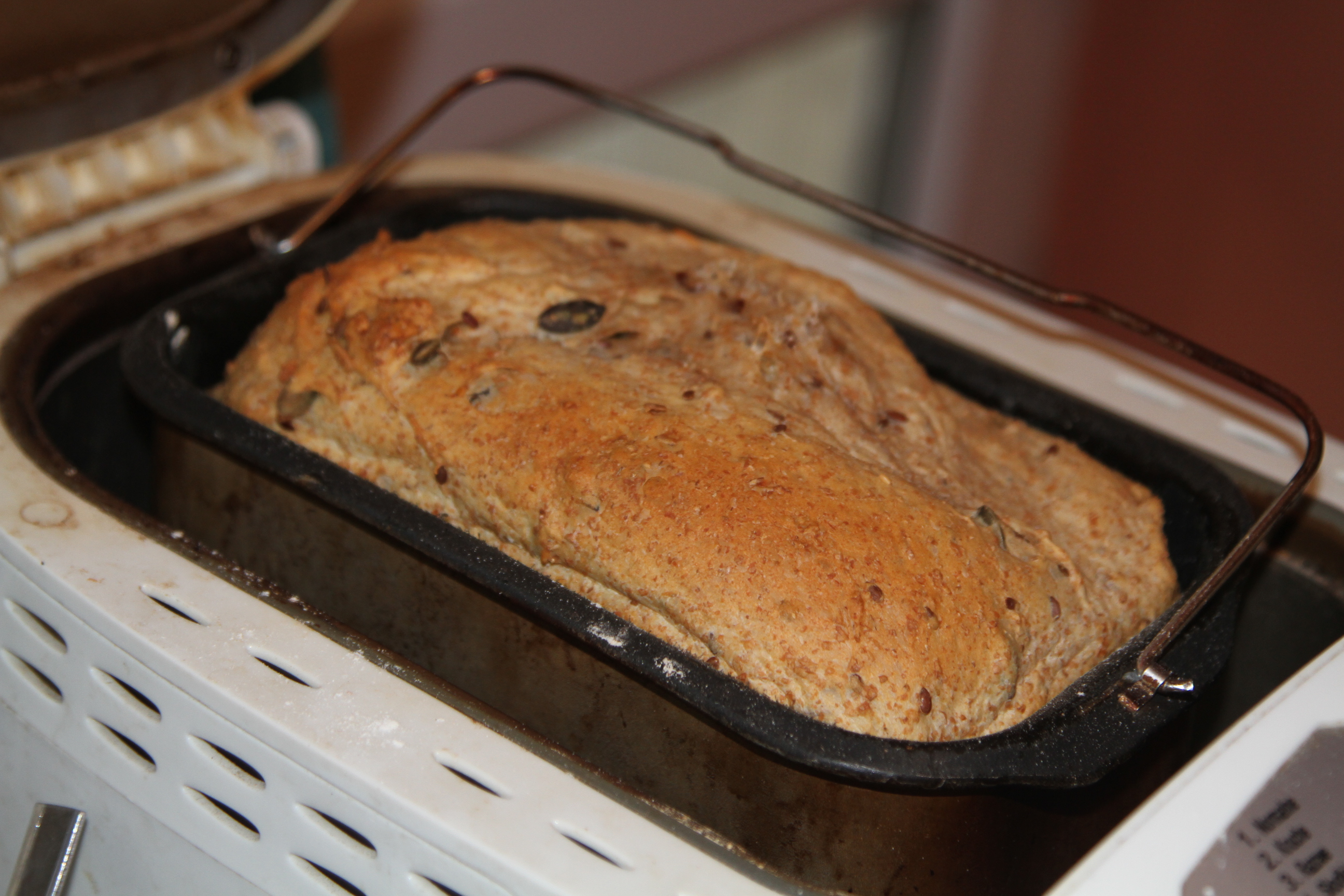 domowy chlebek z mąki pełnoziarnistej i ziarnami