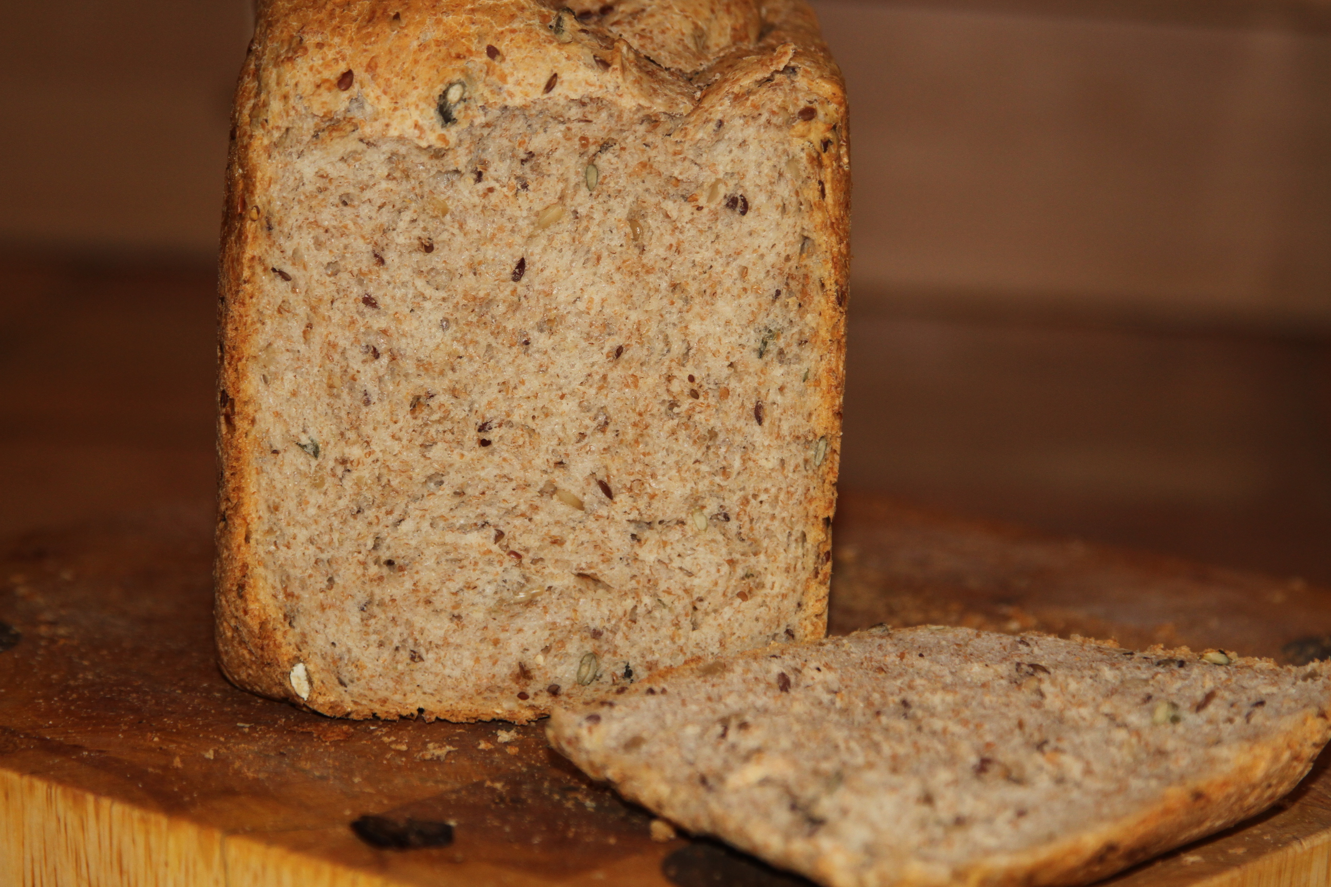 chleb z mąki pełnoziarnistej i pszennej