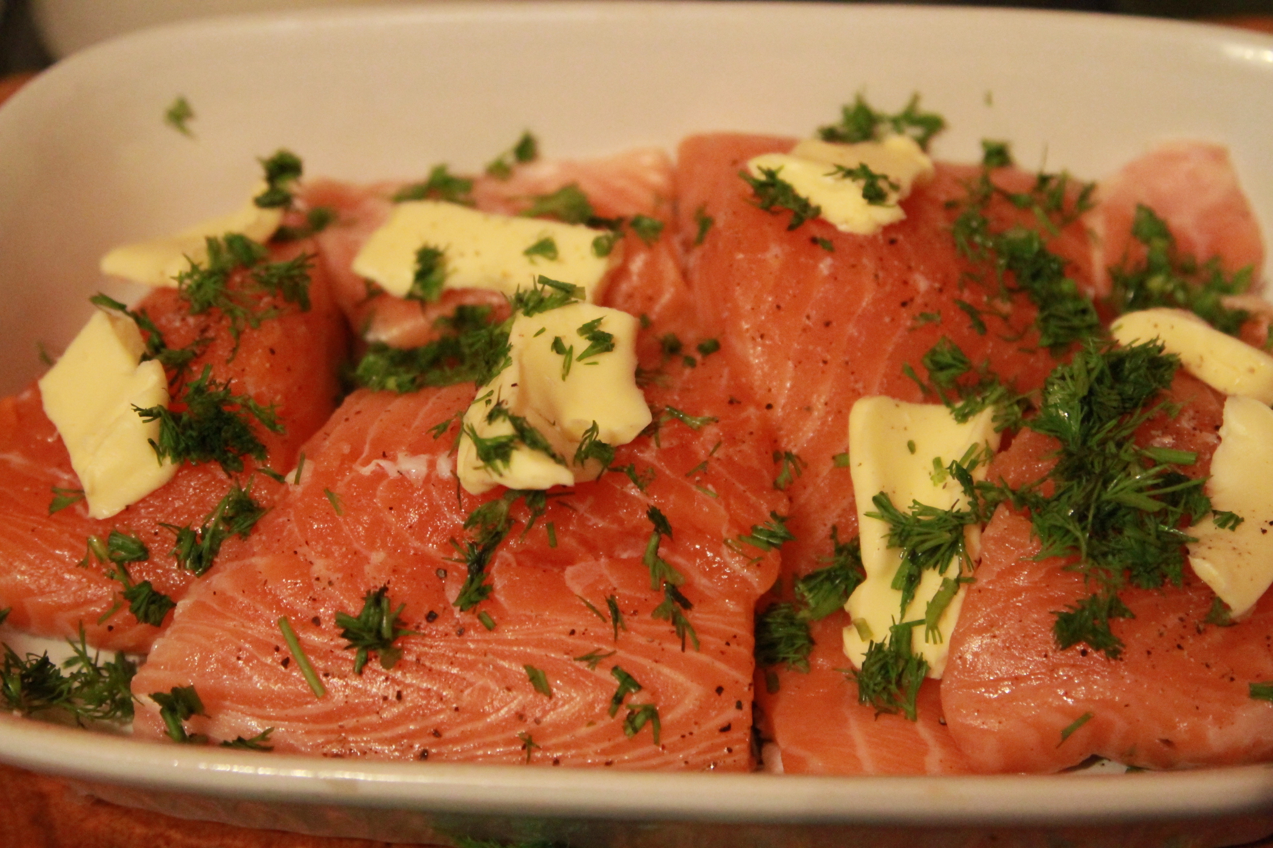 łsosś zapiekany w maśle i koperku