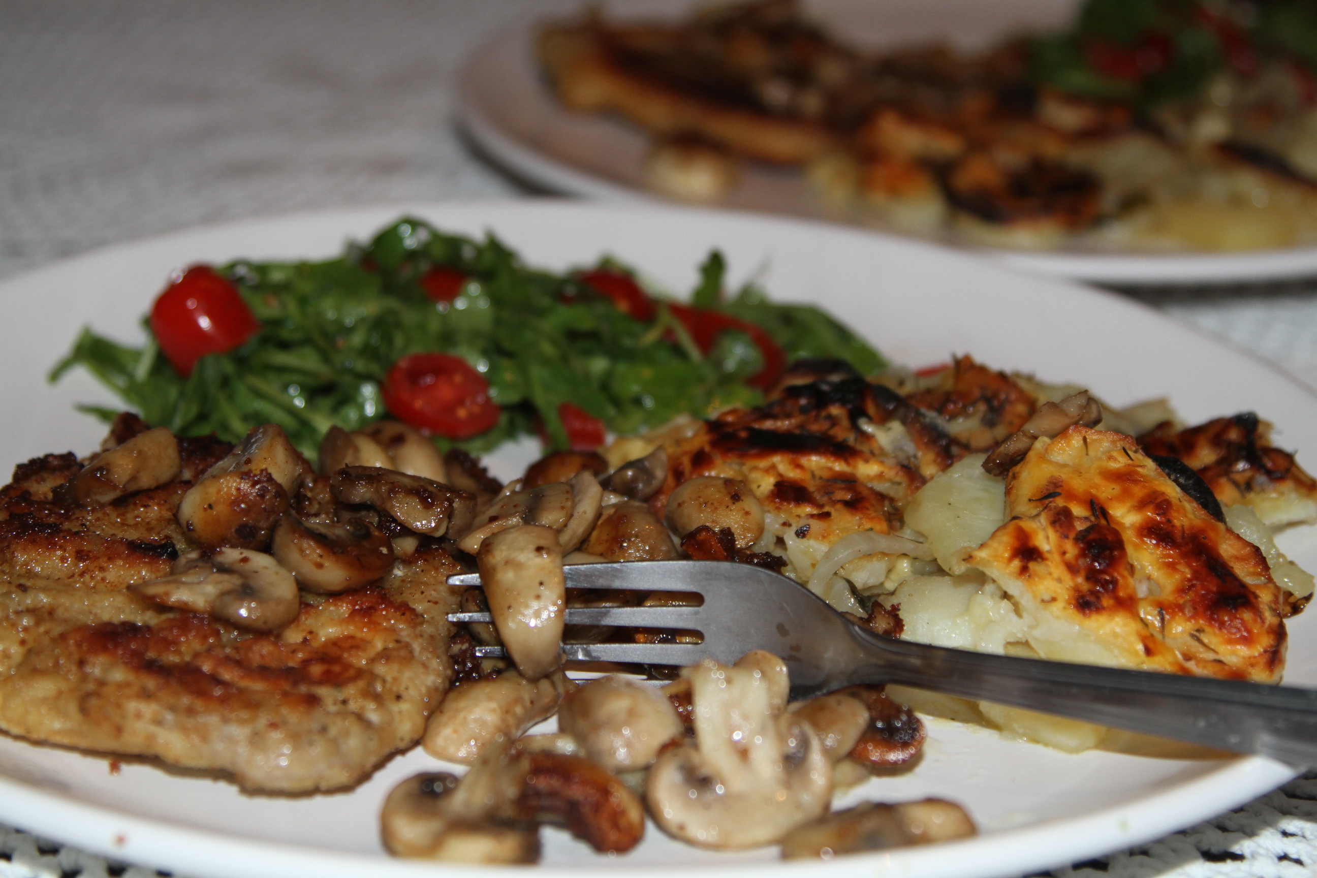 ziemniaki zapiekane z serem i schabowy