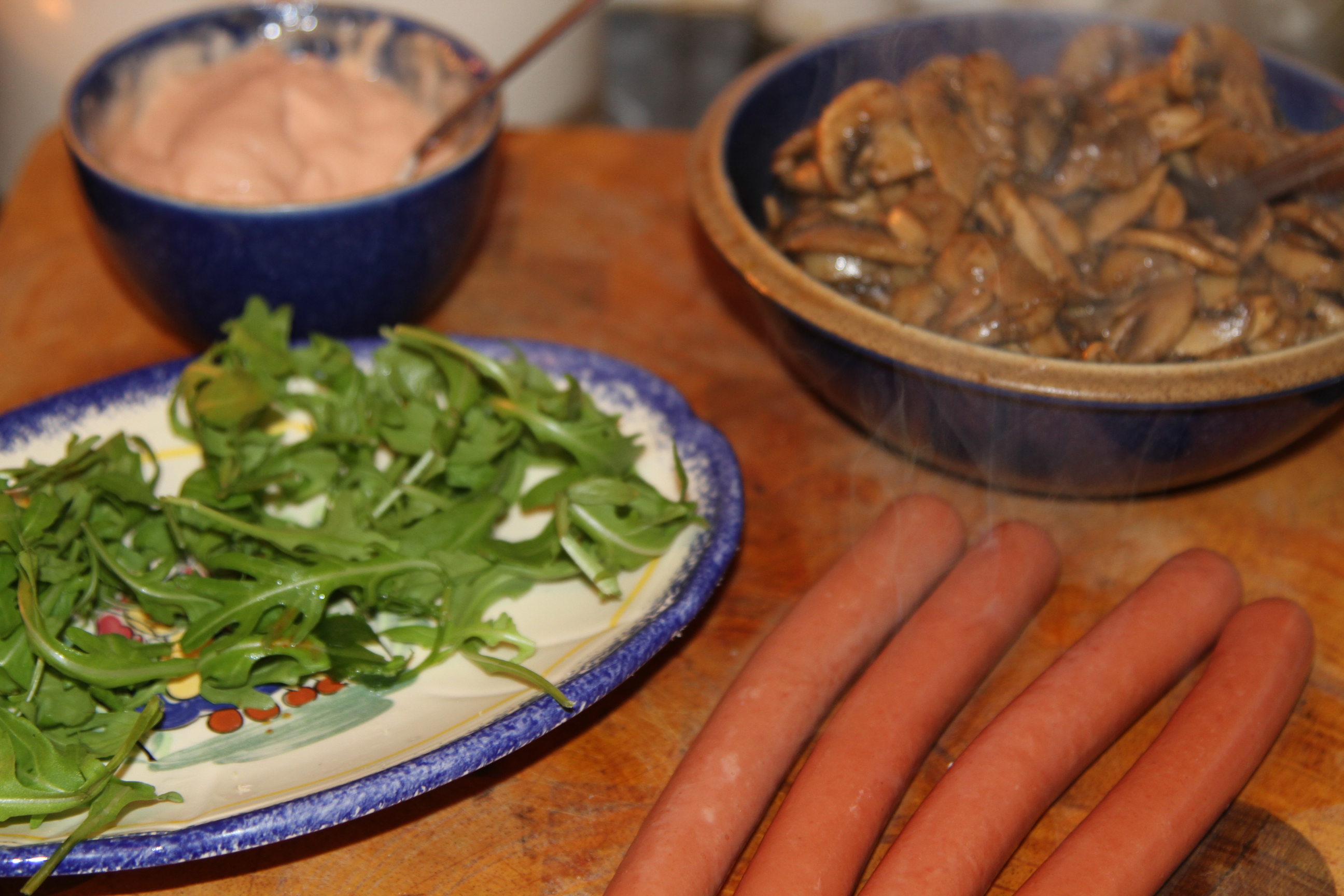 hot dog z parówką i pieczarkami