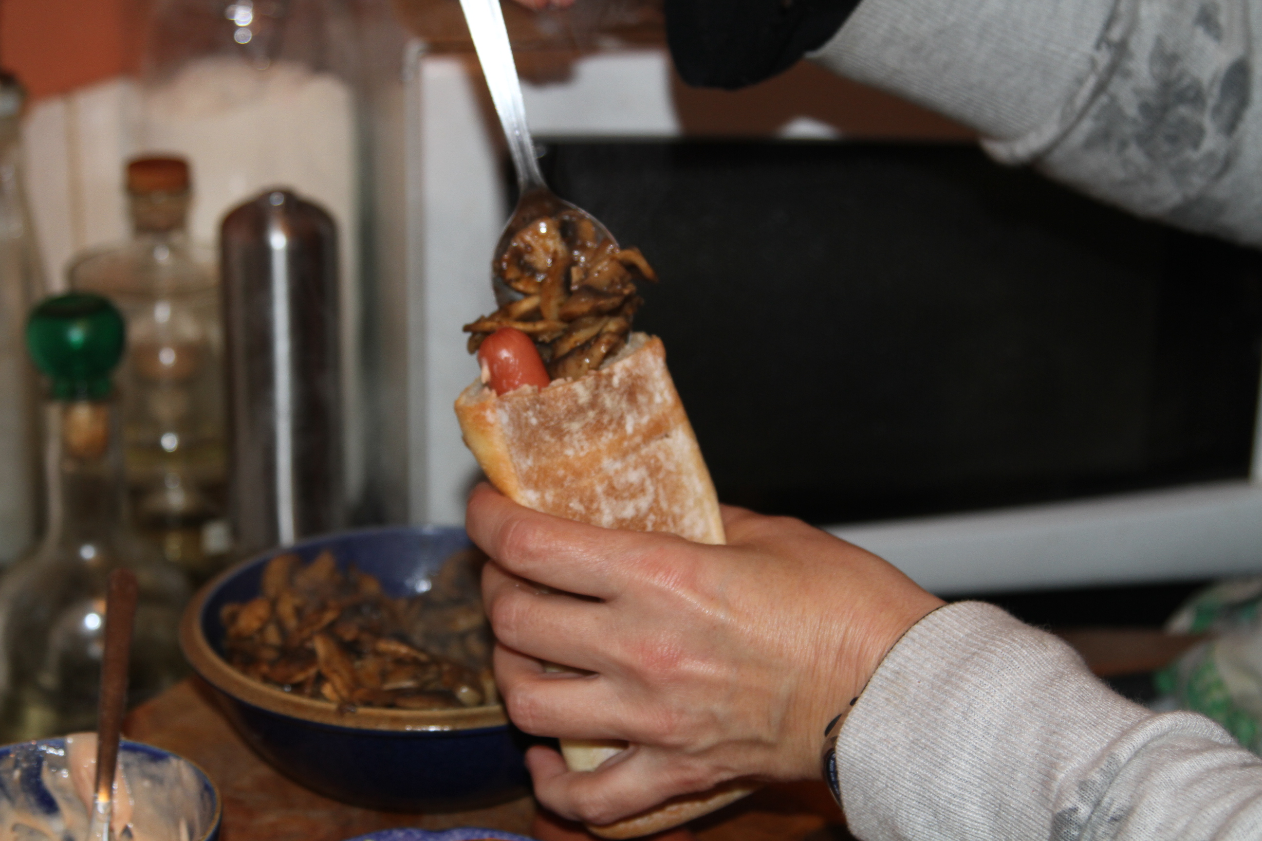 hot dog z parówką i pieczarkami