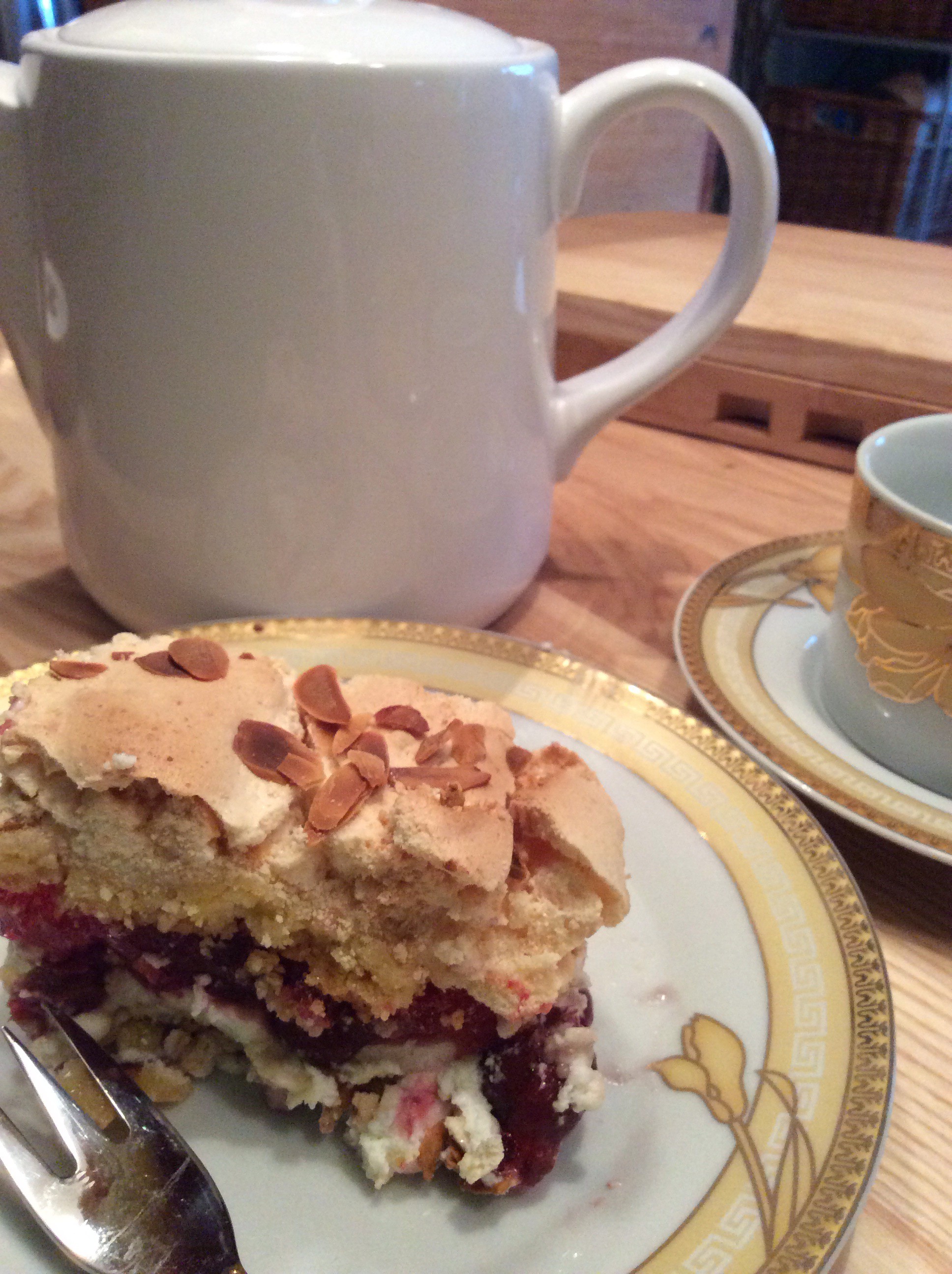 Ciasto z masą beżowa i migdałami