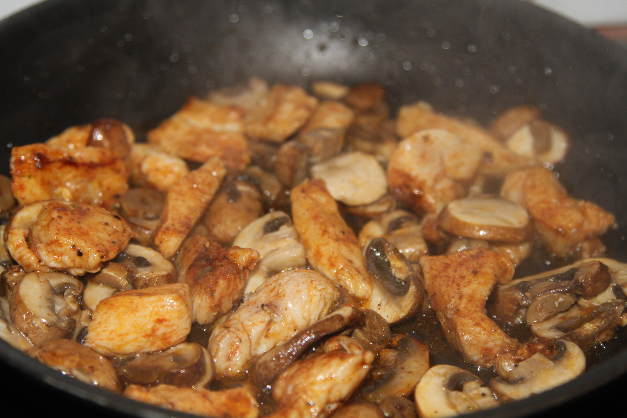 makaron z pesto i grzybami