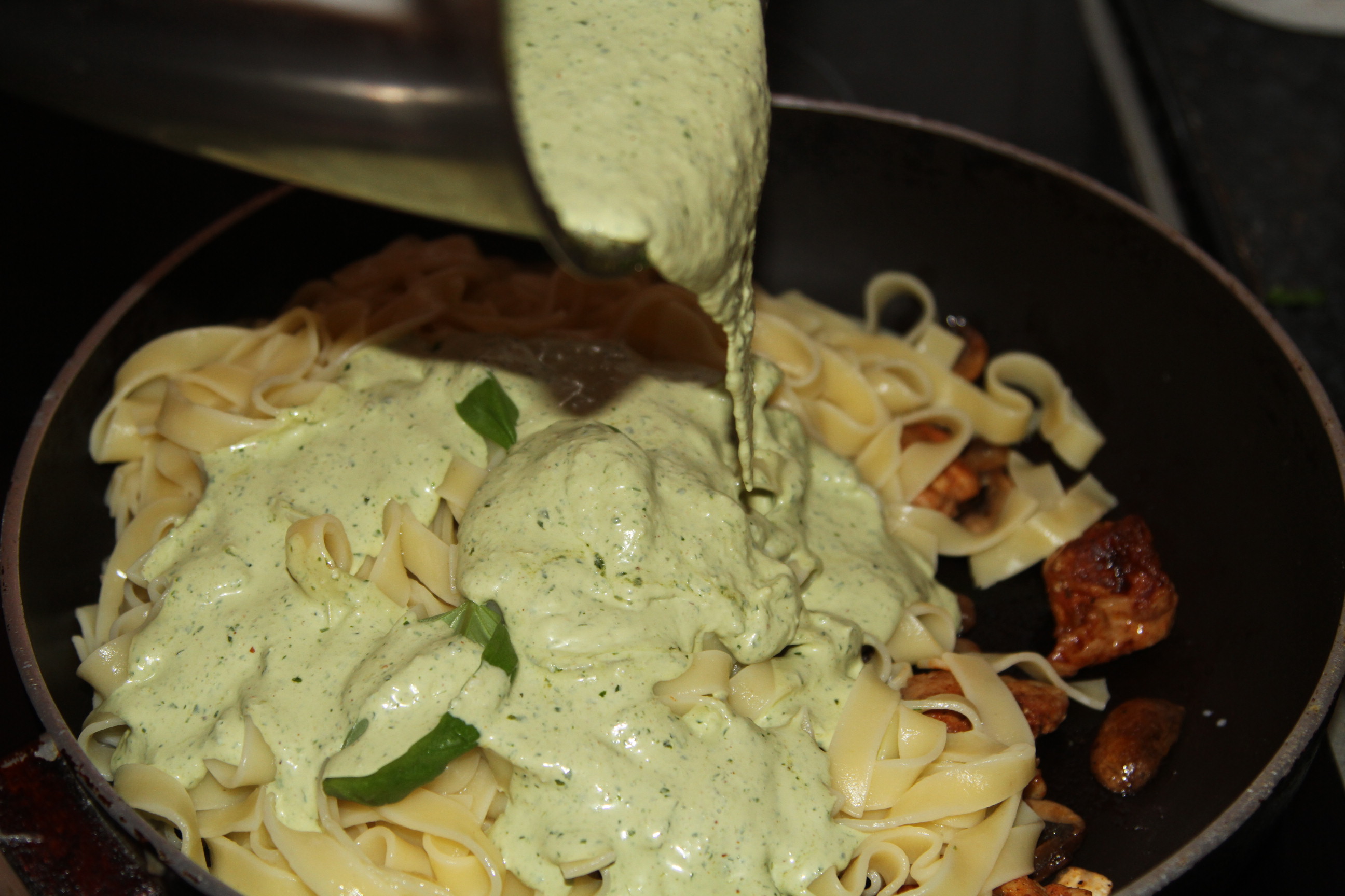 makaron z pesto i grzybami