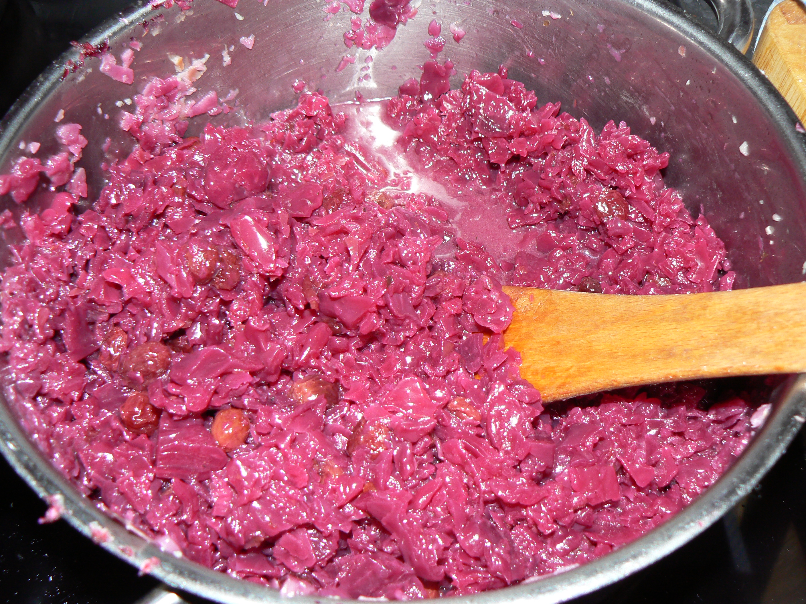 kapusta czerwona z rodzynkami