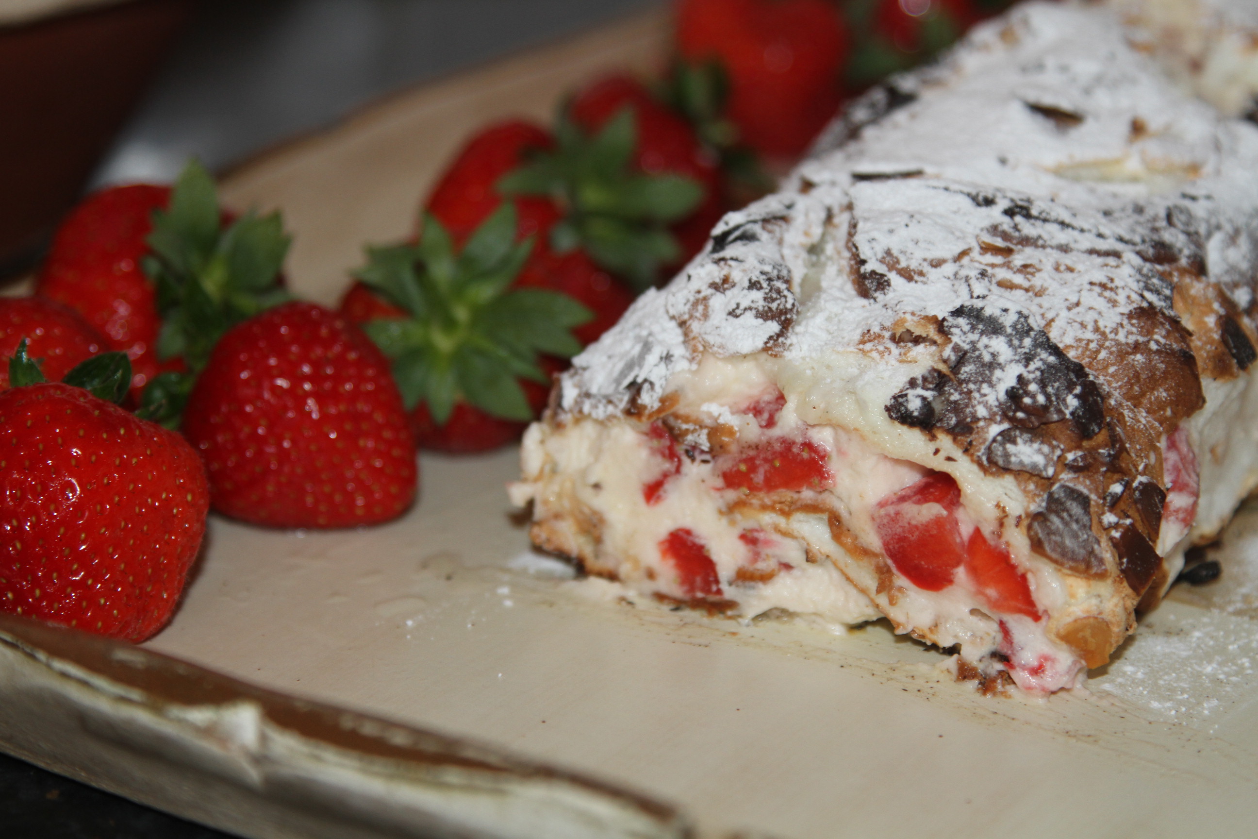 rolada z truskawkami