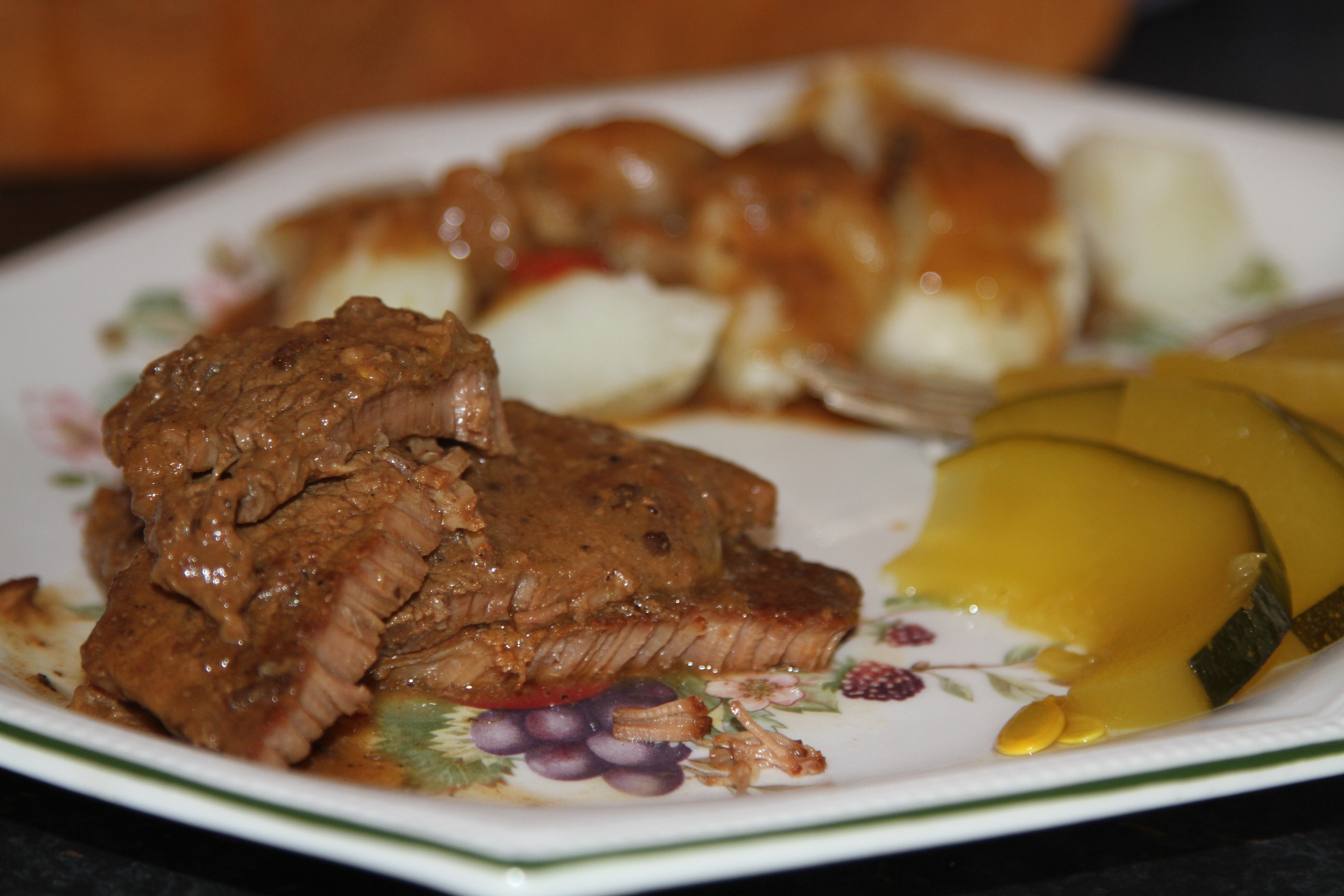 wołowe mięso z sosem