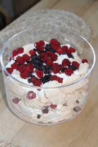 tort bezowy z owocami