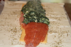 łosoś w cieście francuskim ze szpinakiem