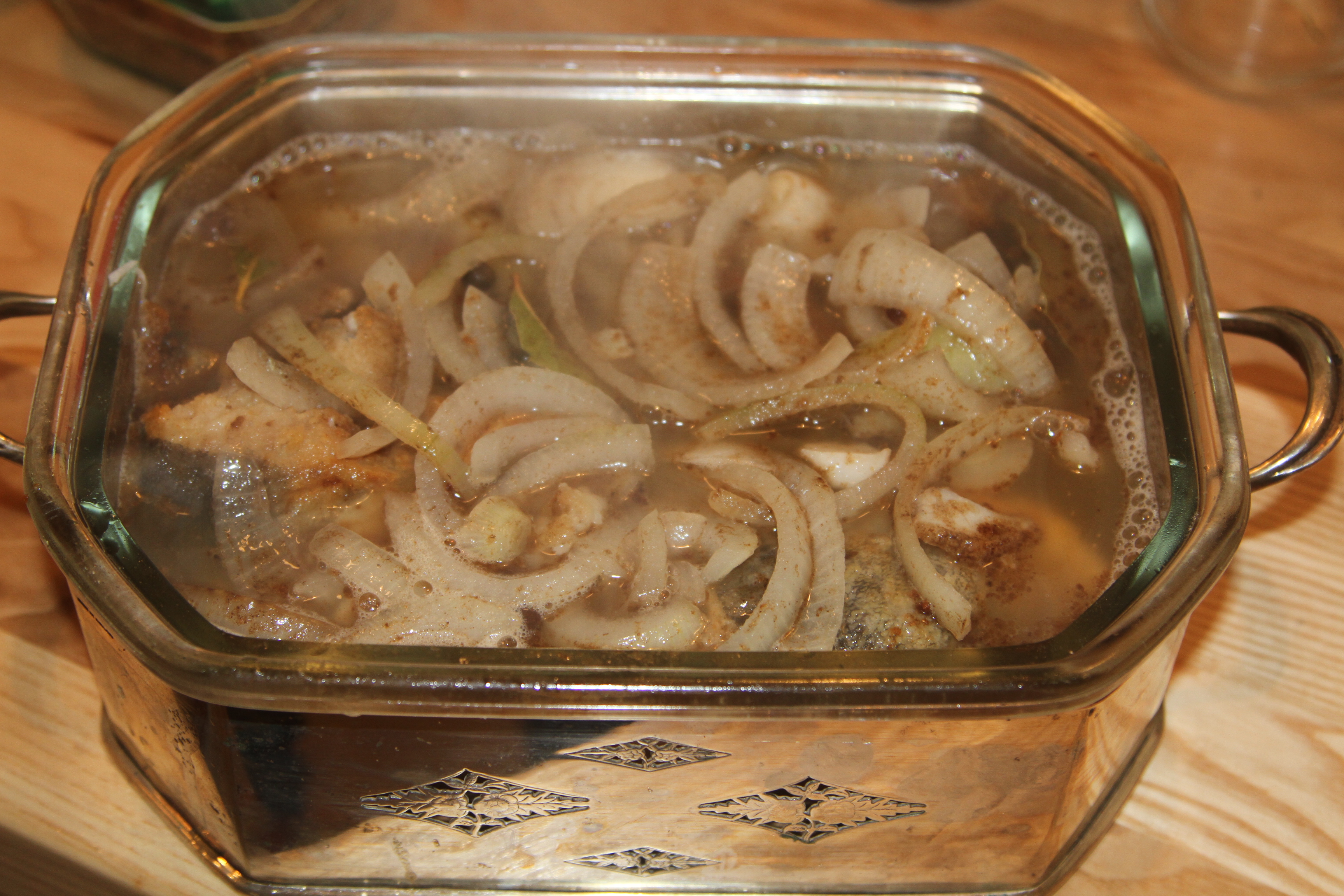 ryby w occie z cebulą