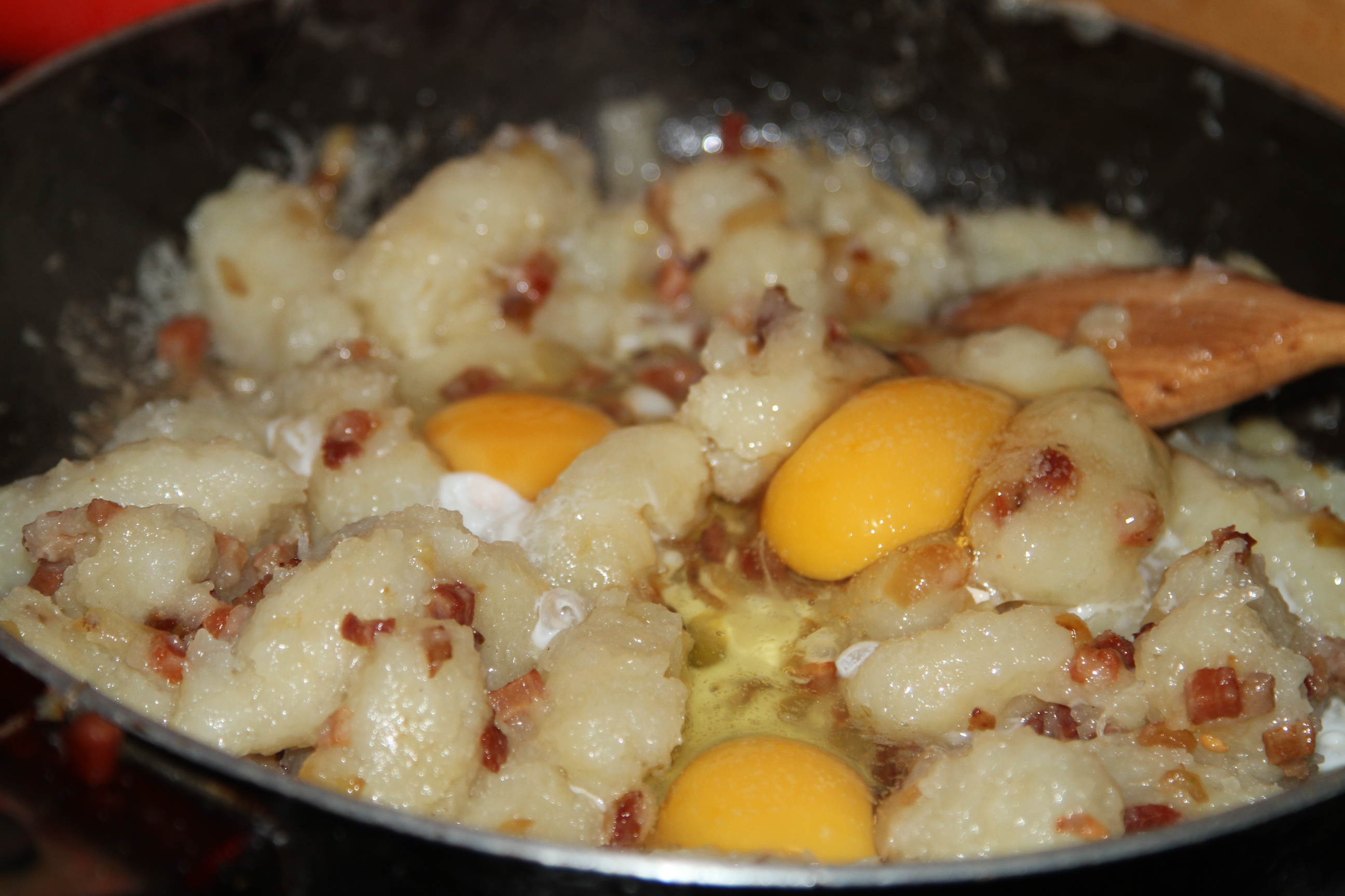 kluski z boczkiem wędzonym