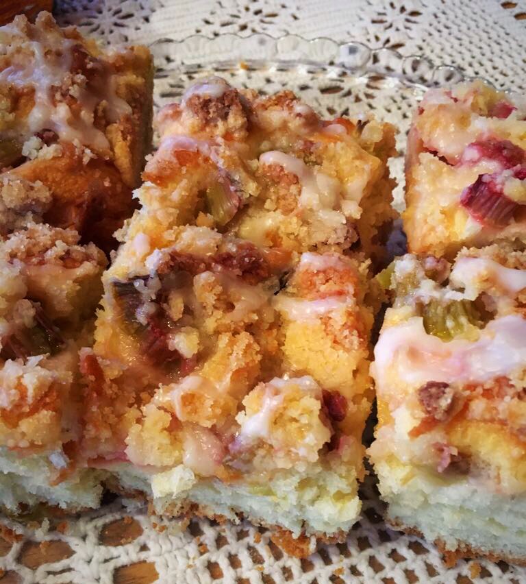 Drożdżówka z rabarbarem